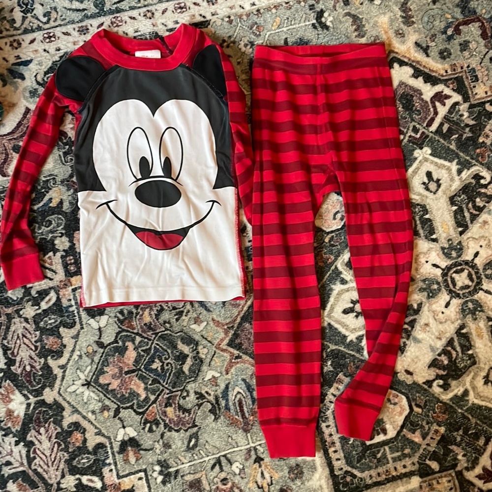 Hanna Andersson mickey pajamas (size 5)